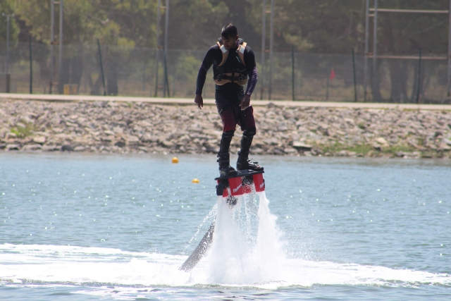  登上 Flyboard 